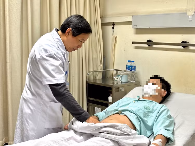 PGS.TS Nguyễn Quang khám lại cho người bệnh sau phẫu thuật - Ảnh: BVCC