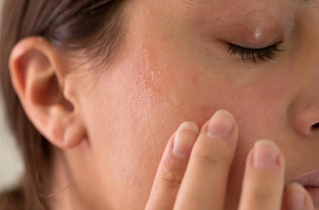 Da kích ứng gây cảm giác châm chích, khô da, bong tróc, đỏ rát. Da kích ứng gây cảm giác châm chích, khô da, bong tróc, đỏ rát.