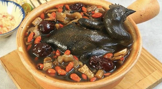 Gà ác nấu với táo đỏ, kỷ tử bổ phế, phòng ngừa bệnh cúm.