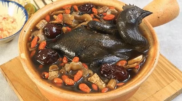 Gà ác nấu với táo đỏ, kỷ tử bổ phế, phòng ngừa bệnh cúm.