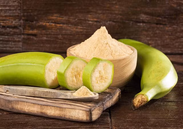 Chuối xanh chứa nhiều tinh bột kháng có lợi cho tiêu hóa và ổn định đường trong máu.