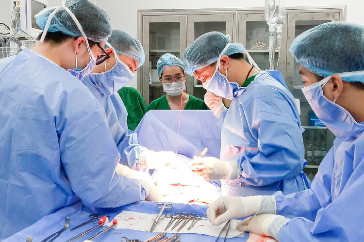 Các bác sĩ phẫu thuật cho bệnh nhân - Ảnh: BVCC