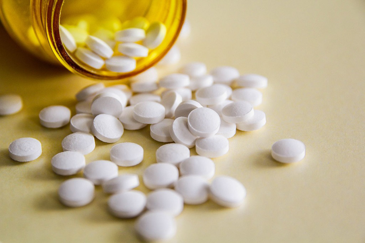 Cứu sống thiếu nữ 17 tuổi trong tình trạng nguy kịch sau khi uống 100 viên thuốc hạ huyết áp - Ảnh minh hoạ