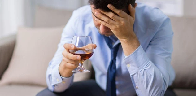 Lạm dụng rượu có thể gây rối loạn cương dương.