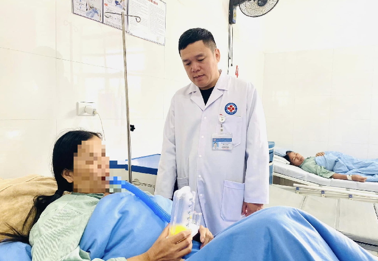 Bác sĩ thăm khám lại bệnh nhân sau phẫu thuật. Ảnh TTYT huyện Tiên Yên