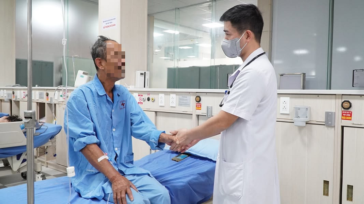 Tự chế rượu ngâm cao lá cây để uống, người đàn ông bị nhiễm độc gan - Ảnh: BVCC