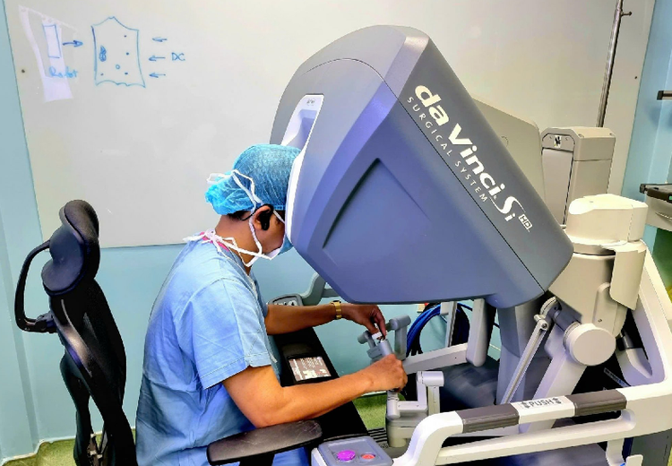 Bác sĩ Nguyễn Văn Việt Thành đang điều khiển robot phẫu thuật cho người bệnh- Ảnh: BVCC