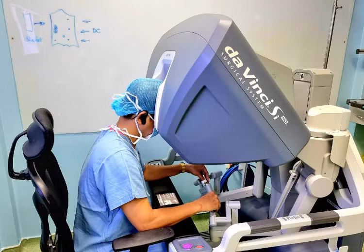 Bác sĩ Nguyễn Văn Việt Thành đang điều khiển robot phẫu thuật cho người bệnh- Ảnh: BVCC