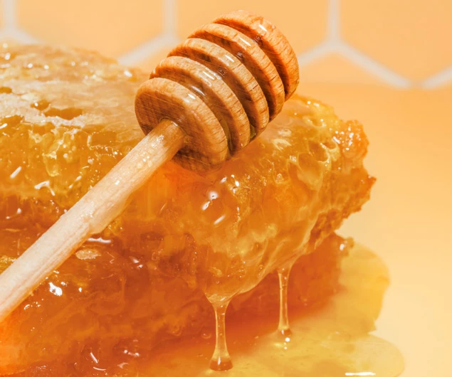 Mật ong có thể sử dụng để làm sáng da, mờ thâm, cải thiện quầng thâm mắt hiệu quả.