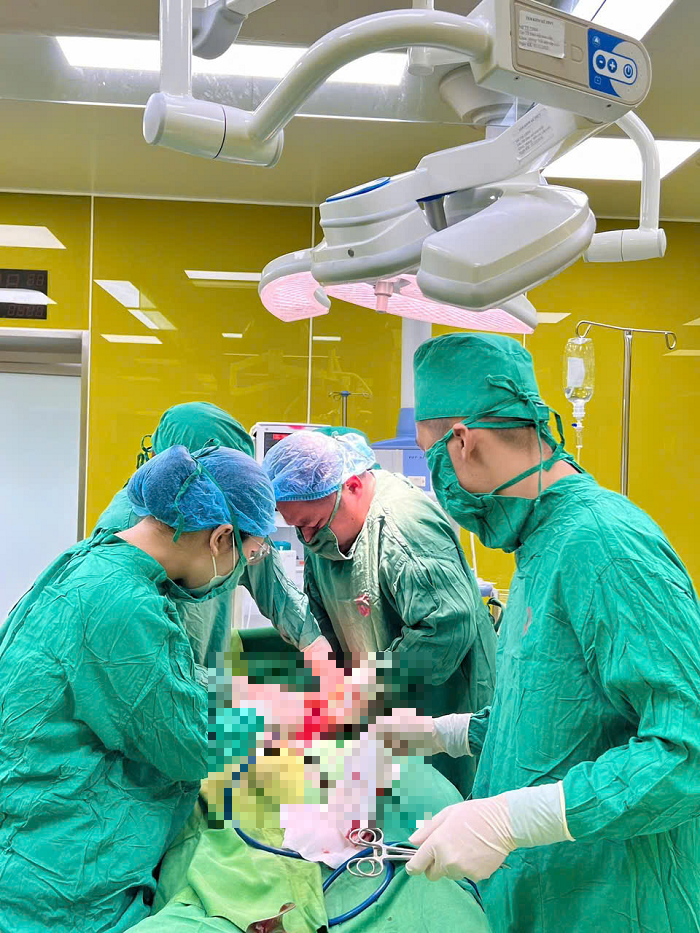 Các bác sĩ cấp cứu cho bệnh nhân - Ảnh: BVCC