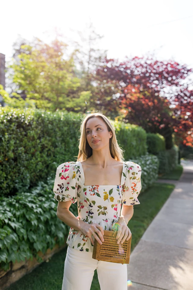 Những chiếc áo có tay phồng sẽ giúp vai trông đầy đặn hơn, tạo sự cân đối với hông.