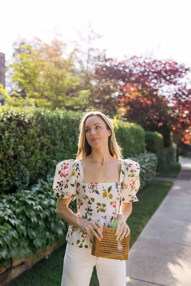 Những chiếc áo có tay phồng sẽ giúp vai trông đầy đặn hơn, tạo sự cân đối với hông.