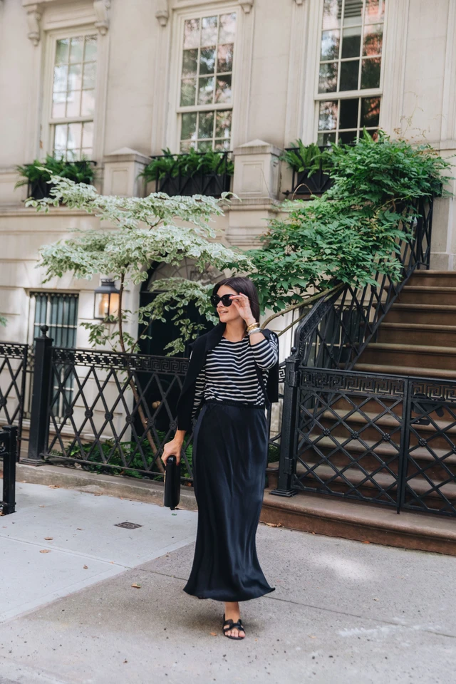 Những chiếc váy suông nhẹ sẽ giúp tạo đường cong mềm mại mà không làm lộ khuyết điểm của dáng người quả táo.