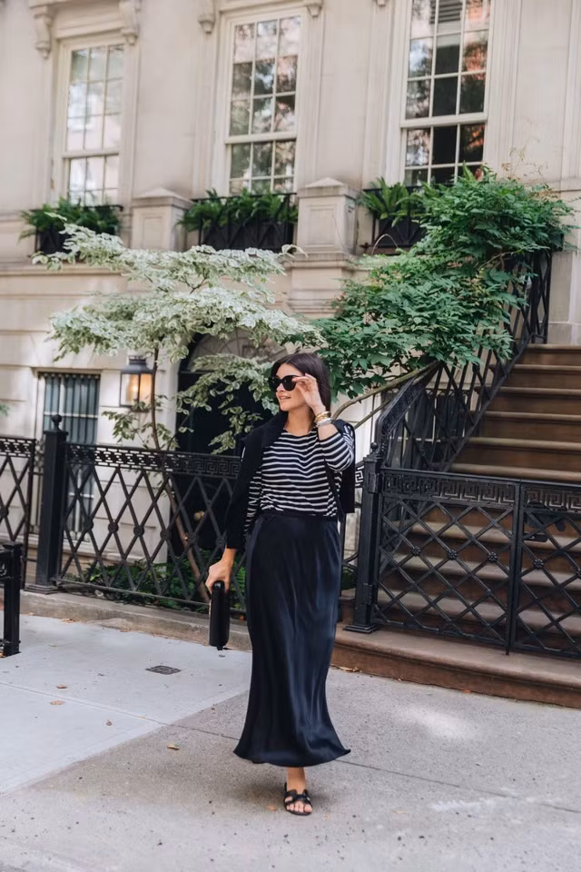 Những chiếc váy suông nhẹ sẽ giúp tạo đường cong mềm mại mà không làm lộ khuyết điểm của dáng người quả táo.