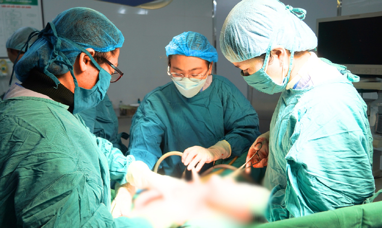 Các bác sĩ thực hiện ca phẫu thuật cho bệnh nhân - Ảnh: BVCC