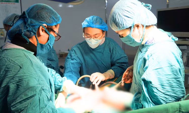 Các bác sĩ thực hiện ca phẫu thuật cho bệnh nhân - Ảnh: BVCC