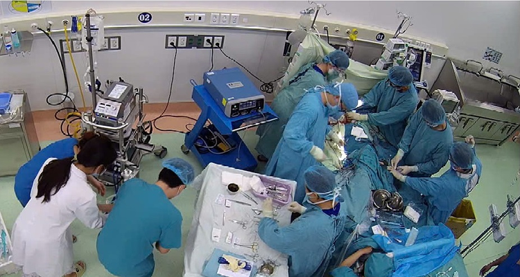 Các bác sĩ Bệnh viện Nhi Đồng 1 tiến hành kỹ thuật ECMO cho bệnh nhi - Ảnh: BVCC