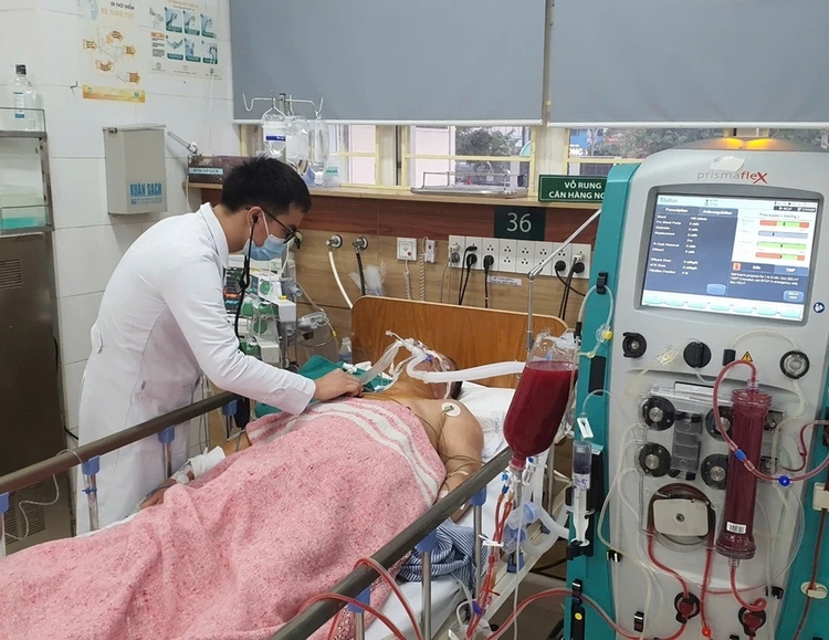 Bệnh nhân trong vụ ngộ độc đang được điều trị tại Bệnh viện Bạch Mai. Ảnh: BVCC.