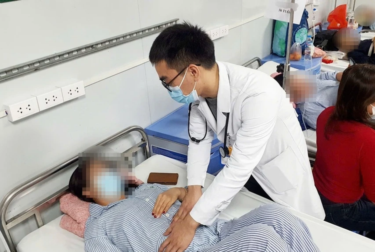 Kết quả xét nghiệm mẫu máu các bệnh nhân được điều trị tại Bệnh viện Bạch Mai cho thấy có acetonitrile và cyanid. Ảnh: BVCC.