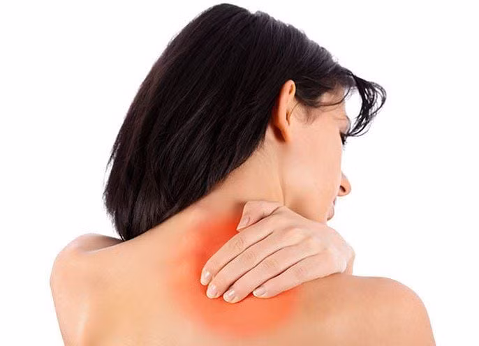 Ngày nay, nhiều người thường xem nhẹ các triệu chứng đau lưng hay cổ vai gáy - Ảnh minh hoạ