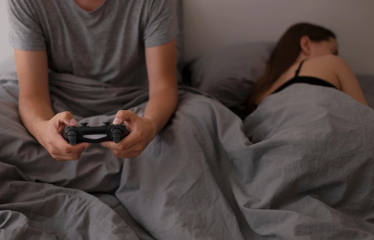 Đôi khi chính những yếu tố trong phòng ngủ lại là tác nhân làm tụt cảm xúc yêu đương của các cặp đôi. Ảnh minh họa: Goodrx. Đôi khi chính những yếu tố trong phòng ngủ lại là tác nhân làm tụt cảm xúc yêu đương của các cặp đôi. Ảnh minh họa: Goodrx.