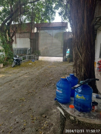 Chủ cơ sở đối phó, sập cổng khi Đoàn kiểm tra đang làm việc bên trong - Ảnh: Sở Y tế TP HCM