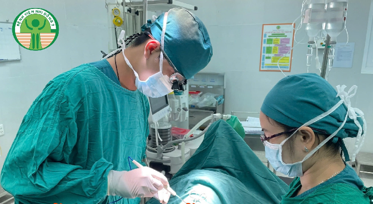 Ca phẫu thuật cho bệnh nhi - Ảnh BVCC