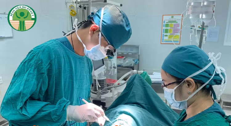Ca phẫu thuật cho bệnh nhi - Ảnh BVCC
