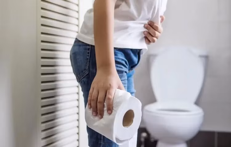 Chế độ ăn uống không đúng cách góp phần làm tăng nguy cơ táo bón. Ảnh minh họa: Freepik.