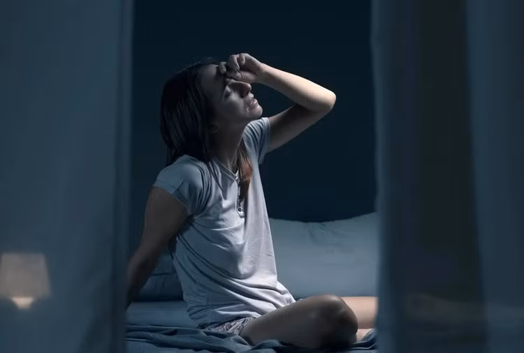 Khi cơ thể chứa nhiều độc tố, bạn dễ bị bốc hỏa, đổ mồ hôi và tỉnh giấc giữa đêm. Ảnh minh họa: Shutterstock.