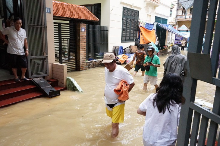 Nước tràn vào khu dân cư ở Hà Nội - Ảnh: Trần Hải