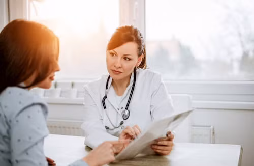 Phụ nữ nên đi khám sức khỏe sinh sản định kỳ để phát hiện và điều trị kịp thời khi bị nhiễm nấm.