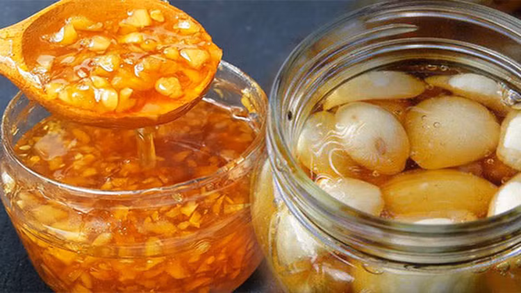 Tỏi ngâm mật ong trị ho đau rát họng - Ảnh: BVCC