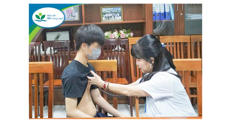 PGS.TS Nguyễn Phạm Anh Hoa, Trưởng khoa Gan mật thăm khám cho bé Đ. - Ảnh BVCC