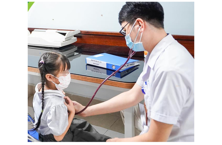 Bác sĩ khám bệnh cho H.A tại khoa Gan mật - Ảnh BVCC