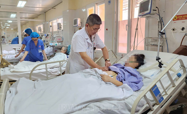 Người bệnh B. khi được điều trị tại khoa Hồi sức tích cực Nội - Ảnh: BVCC