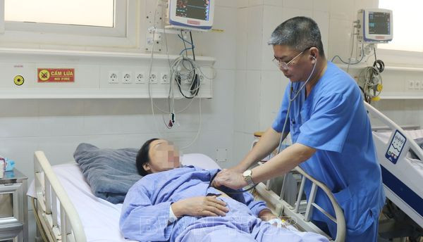 Bác sĩ chăm sóc bệnh nhân bị rắn cắn - Ảnh: BVCC