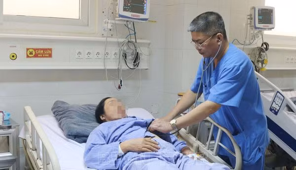 Bác sĩ chăm sóc bệnh nhân bị rắn cắn - Ảnh: BVCC