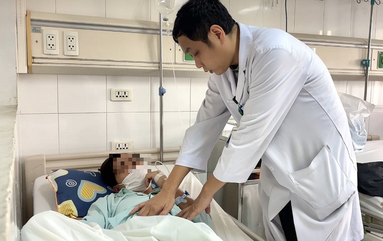 Bác sĩ khám lại cho người bệnh sau phẫu thuật - Ảnh: BVCC