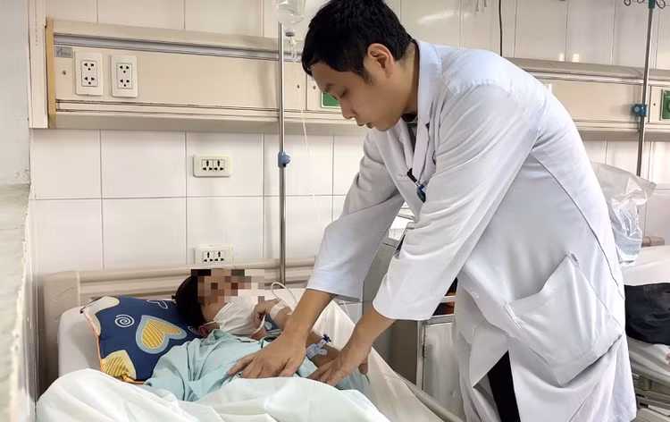 Bác sĩ khám lại cho người bệnh sau phẫu thuật - Ảnh: BVCC