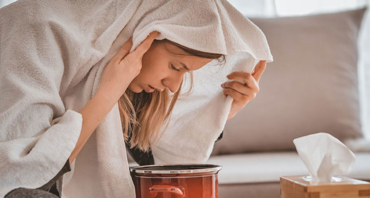 Xông hơi làm ấm cổ họng giúp giảm ngứa.