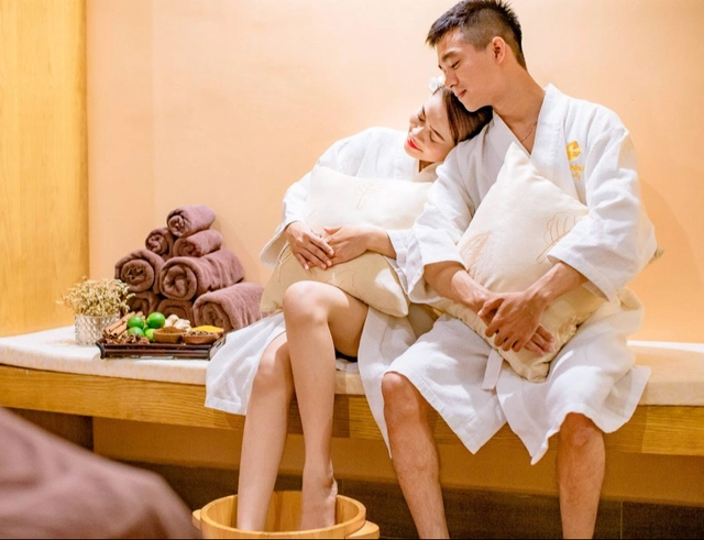 Bạn có thể cùng cô ấy thư giãn để giúp màn dạo đầu thoải mái hơn. Ảnh minh họa.