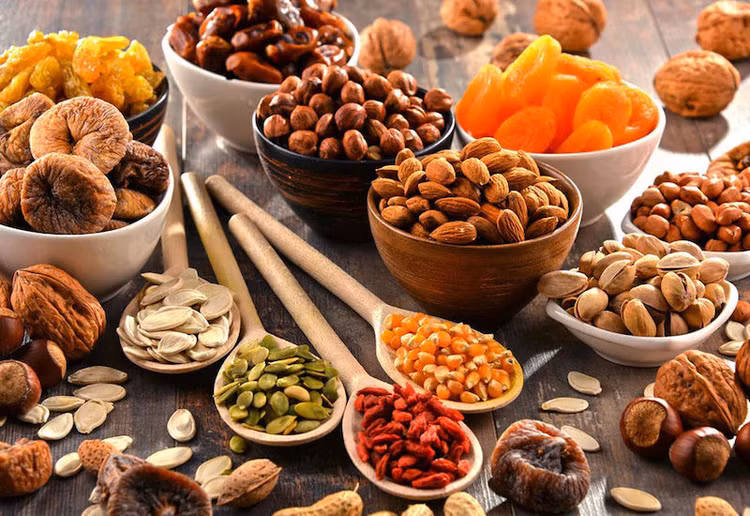 Các loại hạt là nguồn thực phẩm giàu biotin giúp tóc mọc nhanh và khỏe - Ảnh minh hoạ