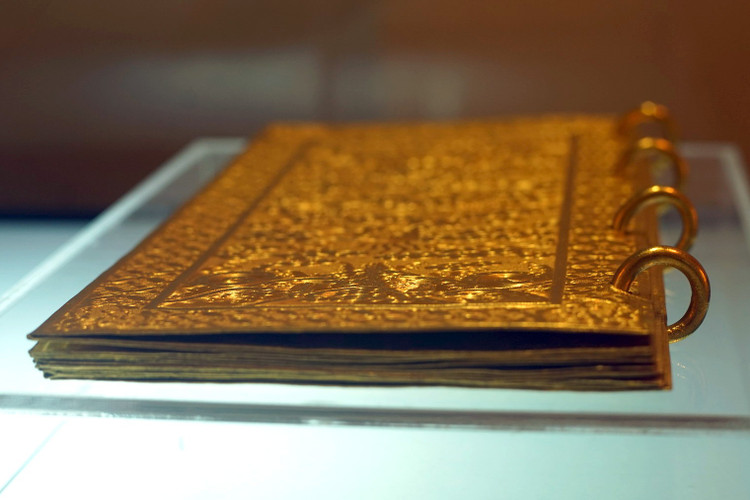 Kim sách niên hiệu Gia Long thứ 5 (1806). Ảnh: Quốc Lê.