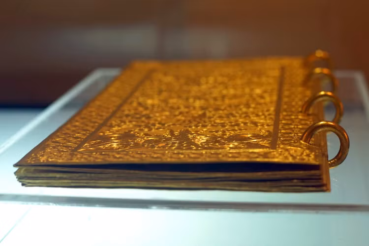 Kim sách niên hiệu Gia Long thứ 5 (1806). Ảnh: Quốc Lê.