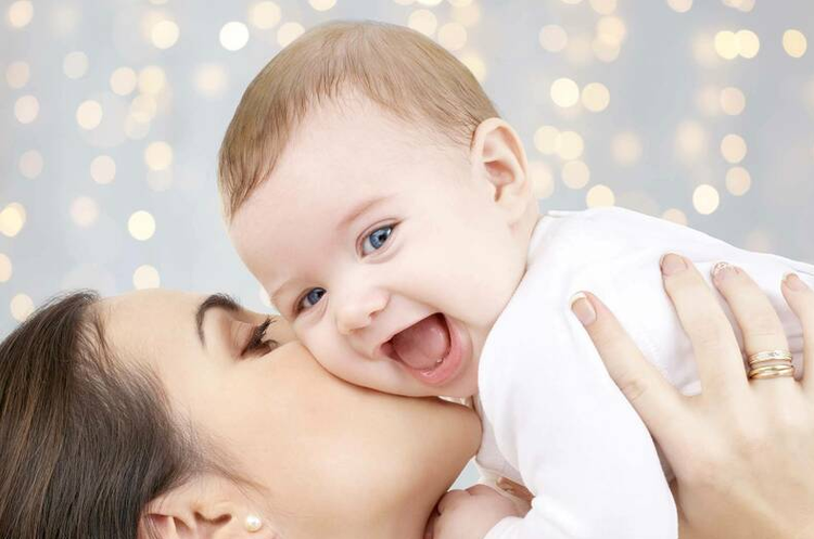 Nụ hôn đôi khi lại là tác nhân gây ra nhiều hệ lụy đối với sức khỏe con trẻ, đặc biệt là trẻ sơ sinh - Ảnh minh hoạ