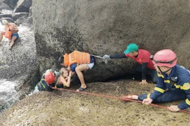 Cứu nạn kịp thời du khách bị sóng cuốn trôi tại biển Đắk Lắk