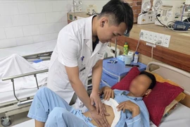 Cứu nam bệnh nhân bị ngộ độc mật cá trắm