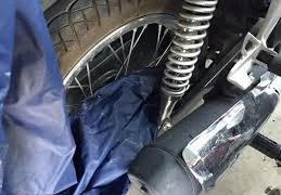 Tai nạn do áo mưa cánh dơi cuốn vào bánh xe máy gây chấn thương nặng