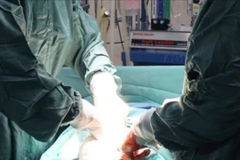 Điều trị thành công ung thư buồng trứng hiếm gặp ở trẻ em